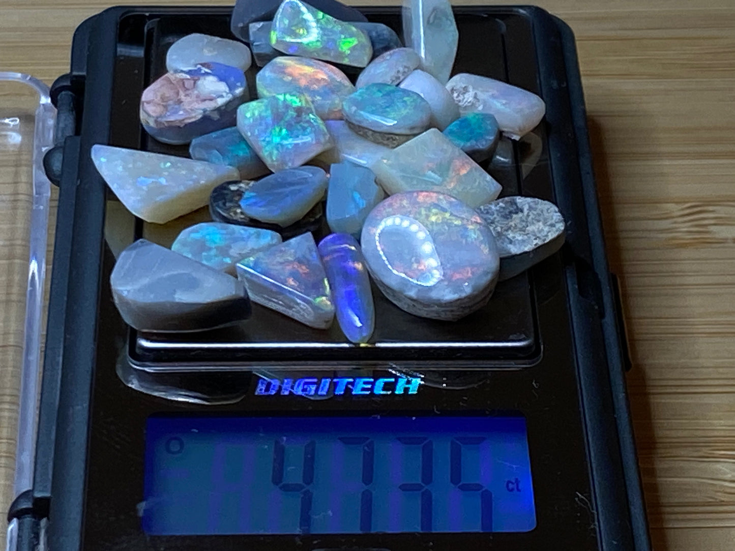 47 克拉天然澳大利亚蛋白石包裹,27 颗磨砂和原石小宝石,明亮的全光谱颜色
