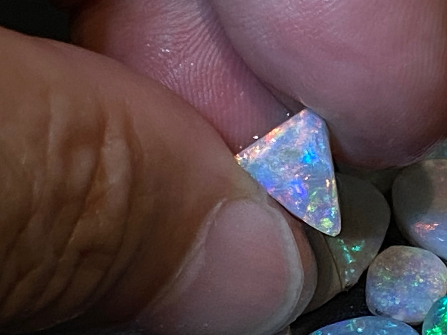 47 克拉天然澳大利亚蛋白石包裹,27 颗磨砂和原石小宝石,明亮的全光谱颜色