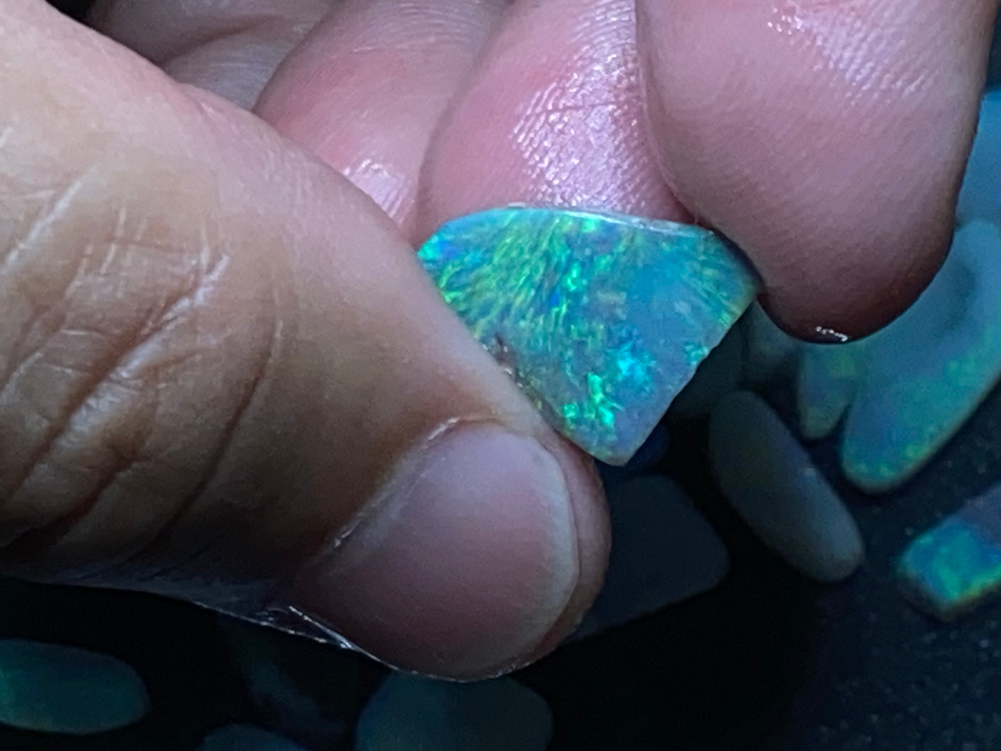 120 克拉天然澳大利亚蛋白石包裹,47 颗宝石,磨砂/原石,混合原矿