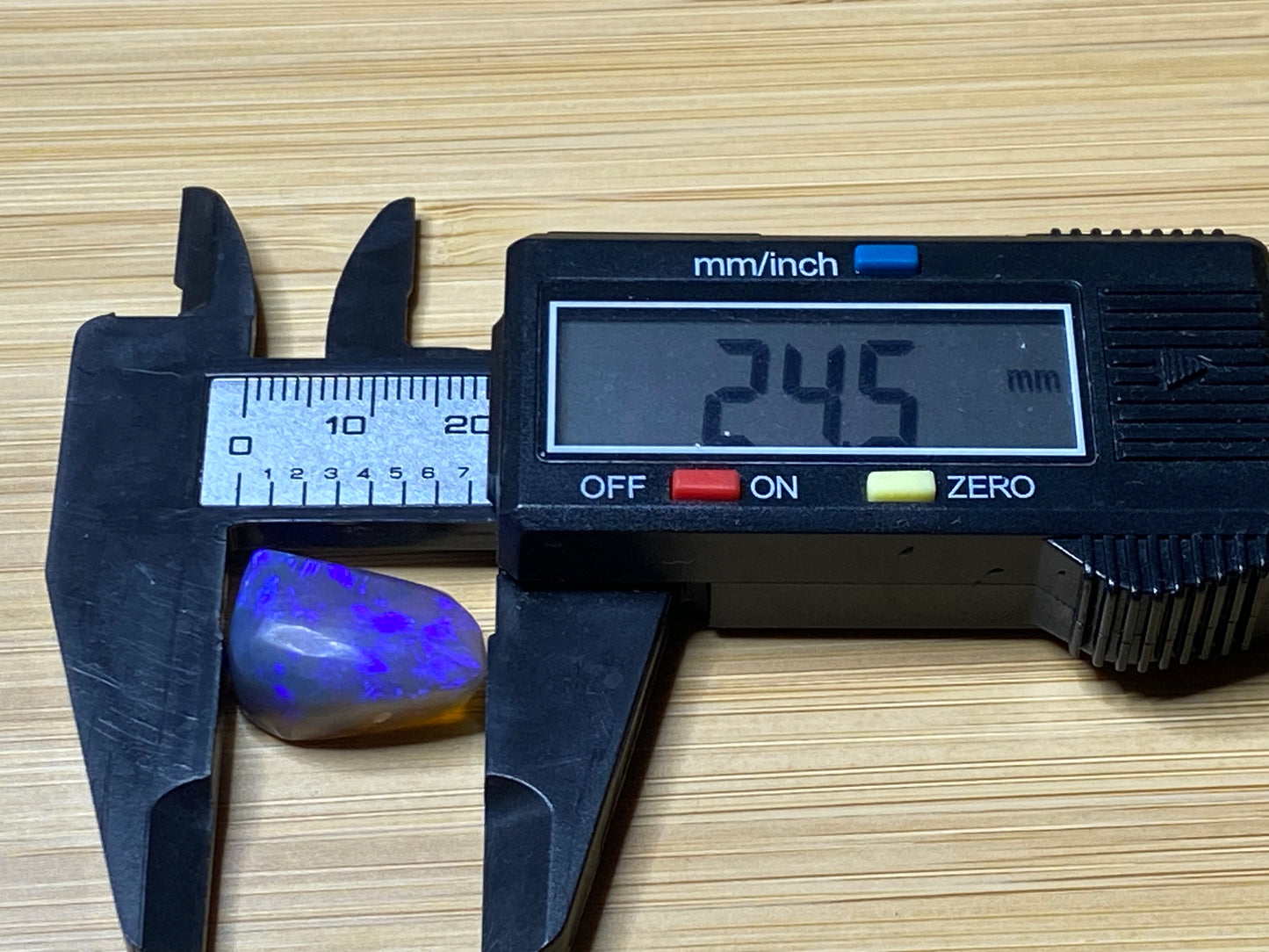 32 克拉天然澳大利亚蛋白石包裹,黑水晶诺比斯,闪电山脊
