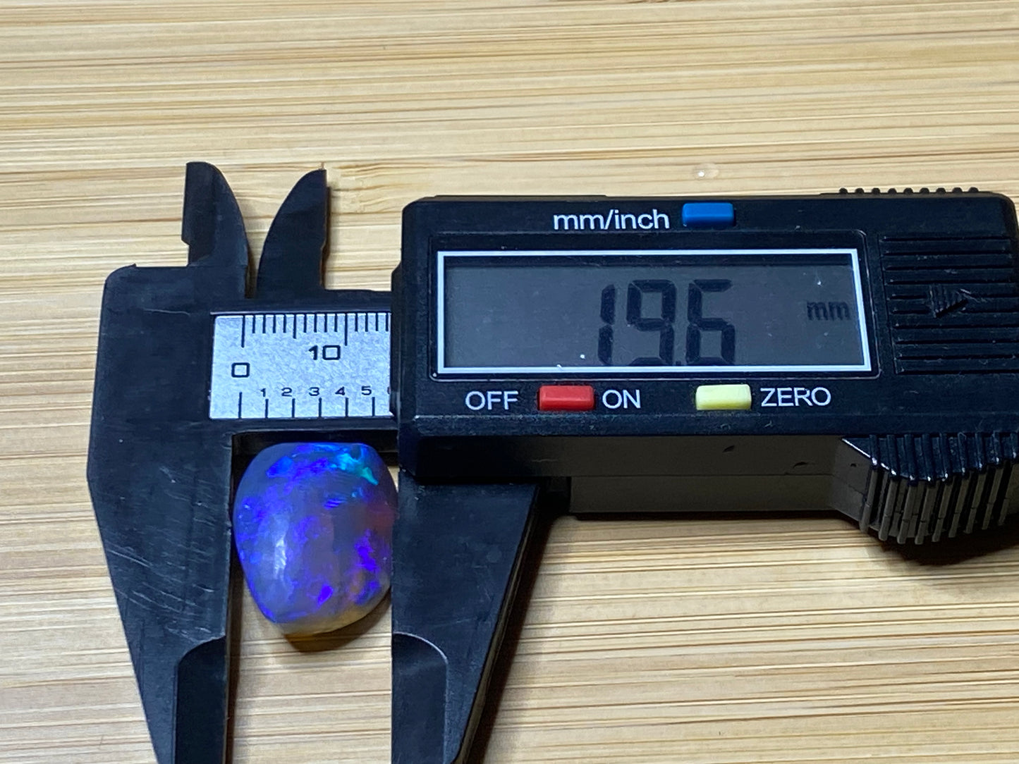 32 克拉天然澳大利亚蛋白石包裹,黑水晶诺比斯,闪电山脊