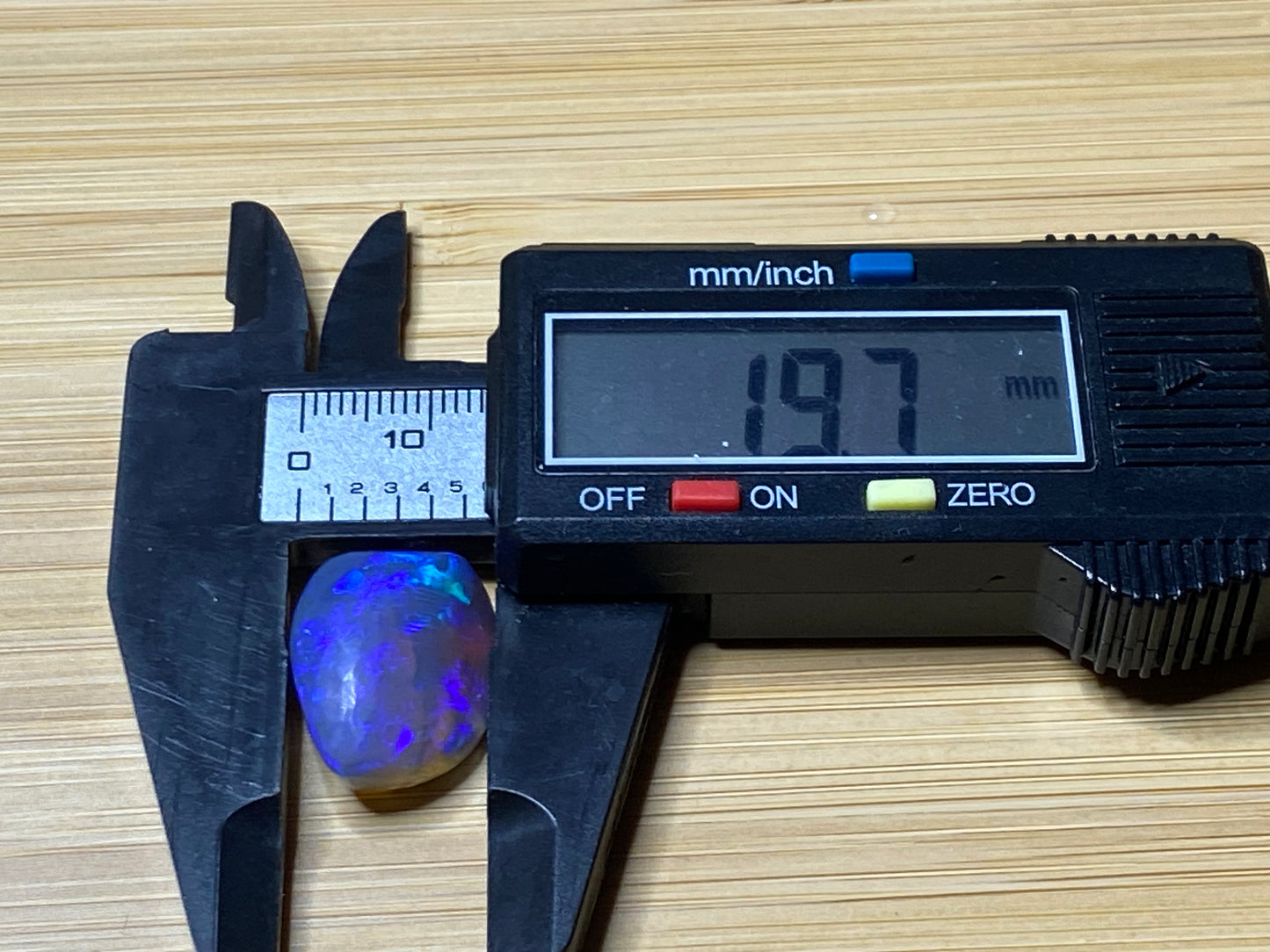 32 克拉天然澳大利亚蛋白石包裹,黑水晶诺比斯,闪电山脊