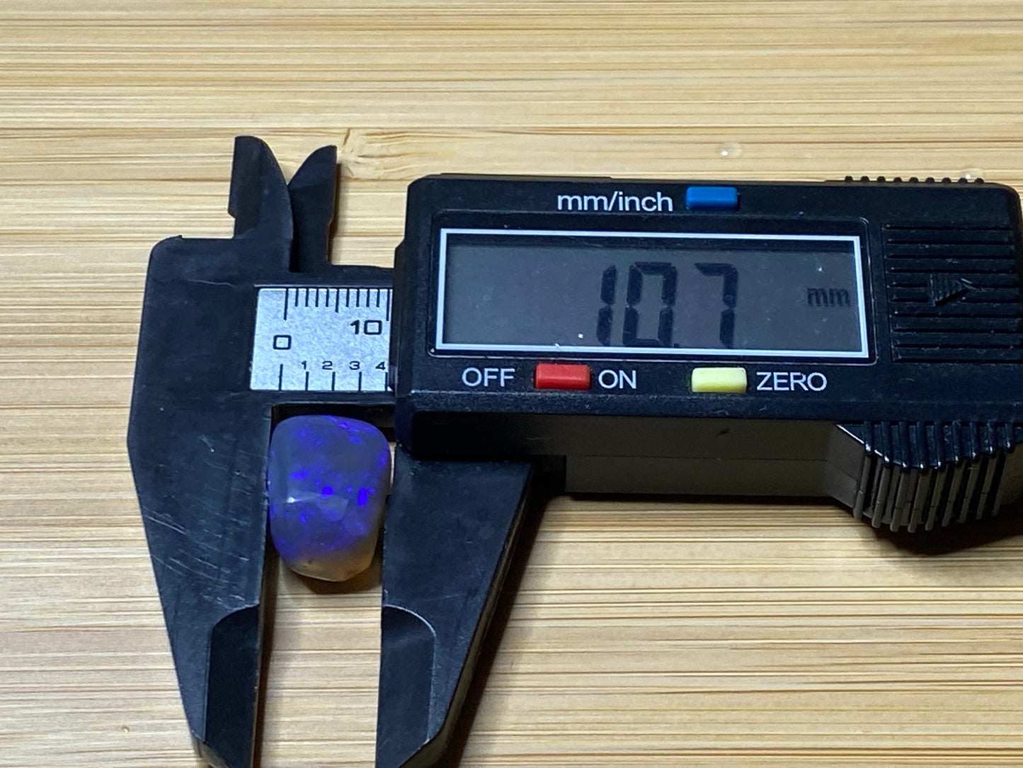 32 克拉天然澳大利亚蛋白石包裹,黑水晶诺比斯,闪电山脊
