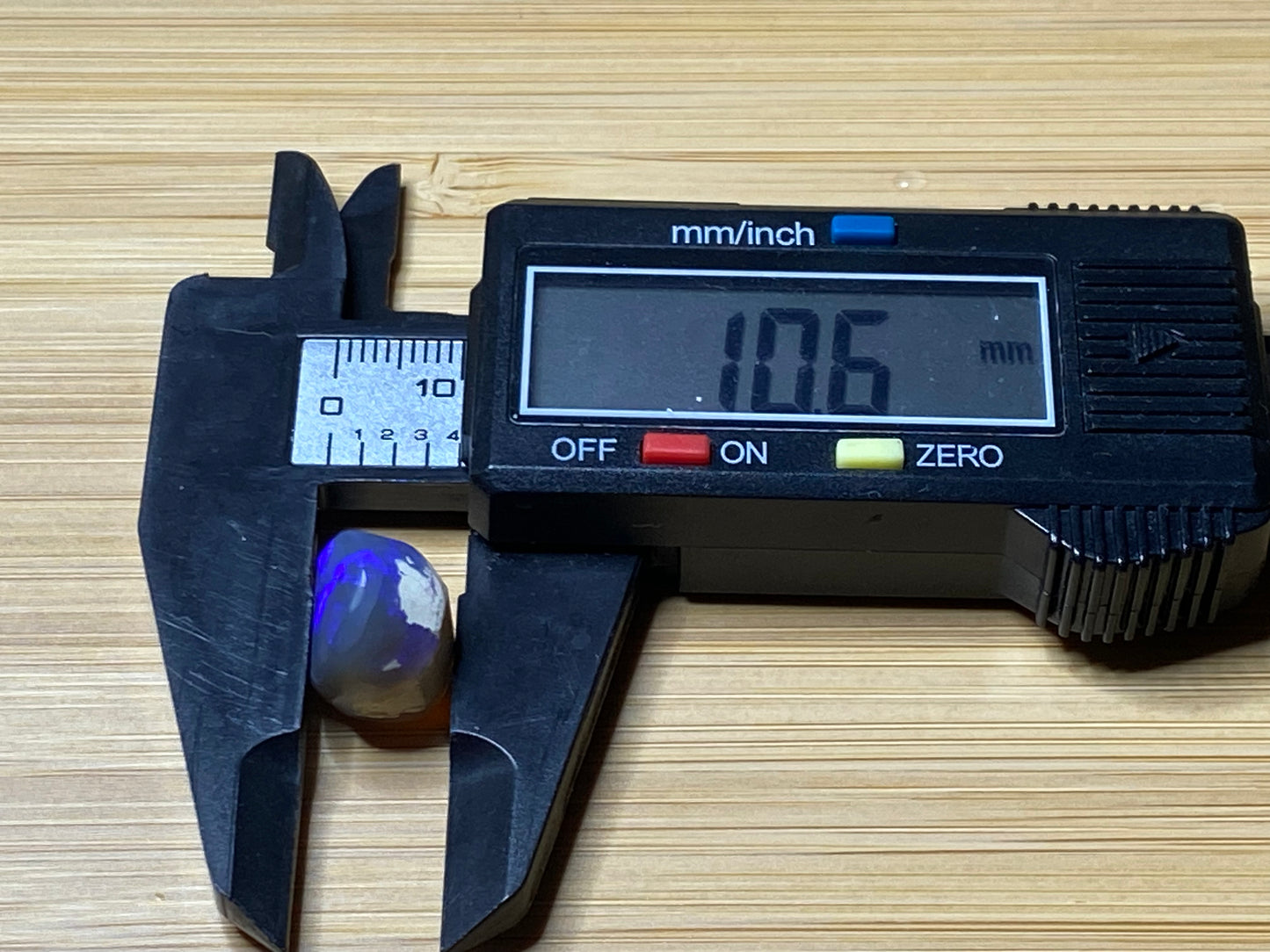 32 克拉天然澳大利亚蛋白石包裹,黑水晶诺比斯,闪电山脊