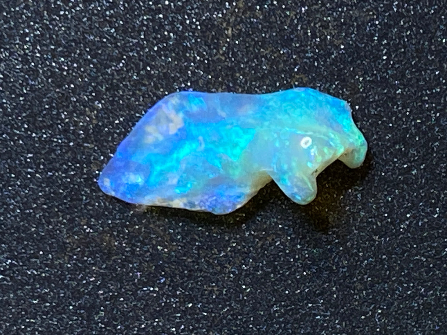 3.8 克拉,天然澳大利亚蛋白石水晶壳,原石/磨擦,壮观的绿色和蓝色。
