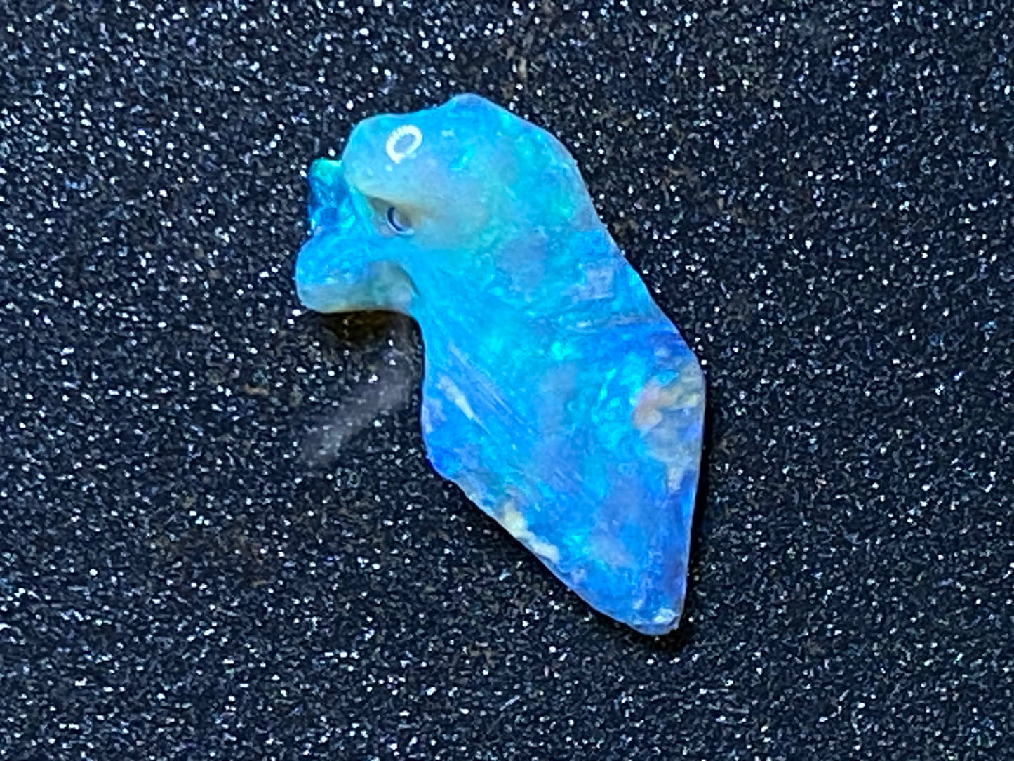 3.8 克拉,天然澳大利亚蛋白石水晶壳,原石/磨擦,壮观的绿色和蓝色。
