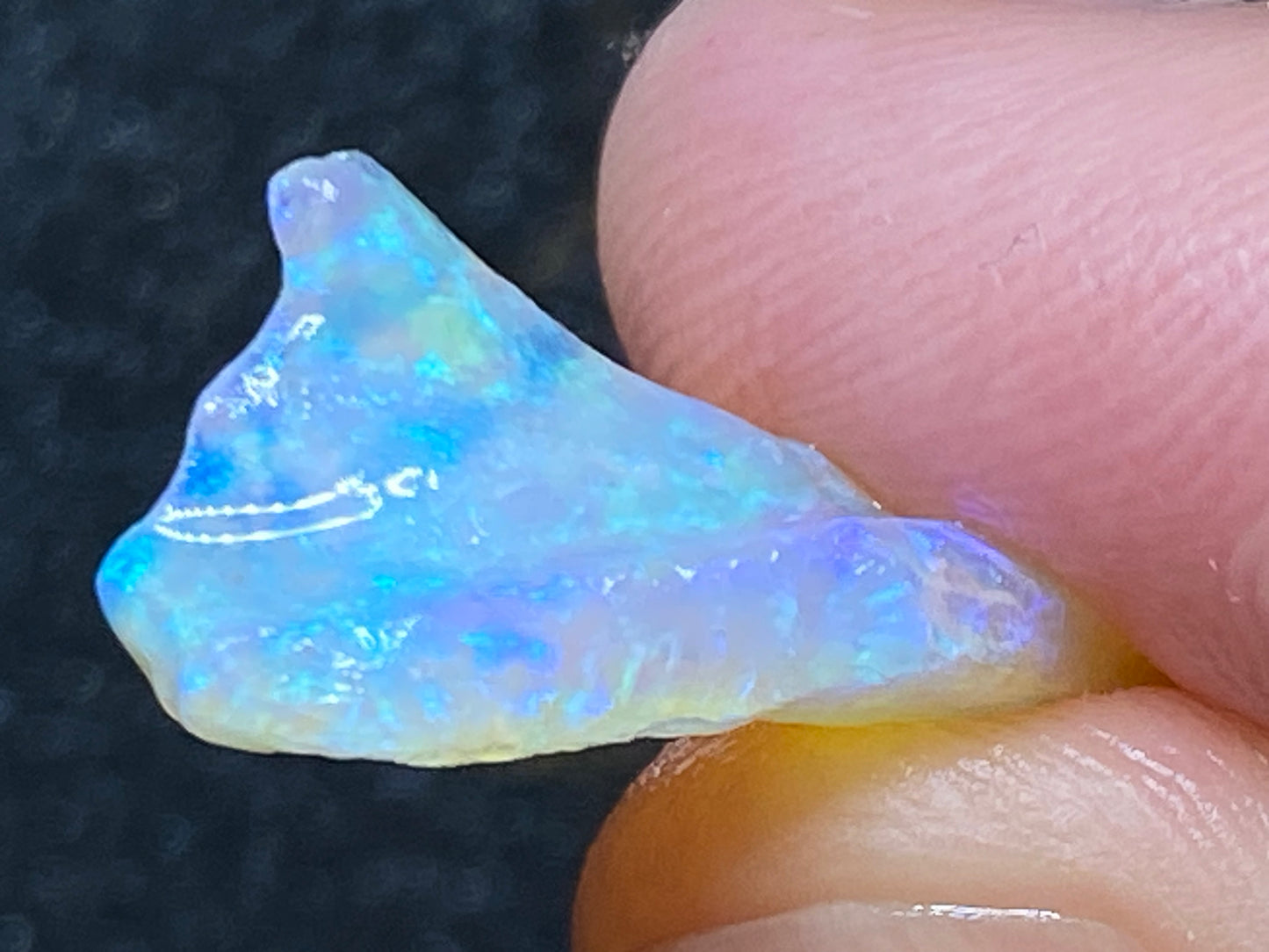 3.8 克拉,天然澳大利亚蛋白石水晶壳,原石/磨擦,壮观的绿色和蓝色。
