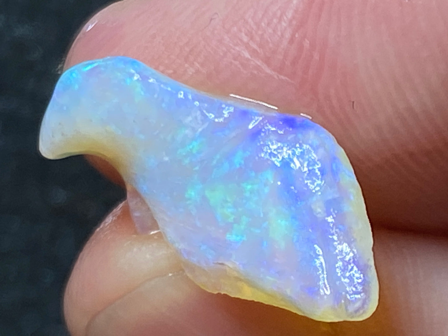 3.8 克拉,天然澳大利亚蛋白石水晶壳,原石/磨擦,壮观的绿色和蓝色。