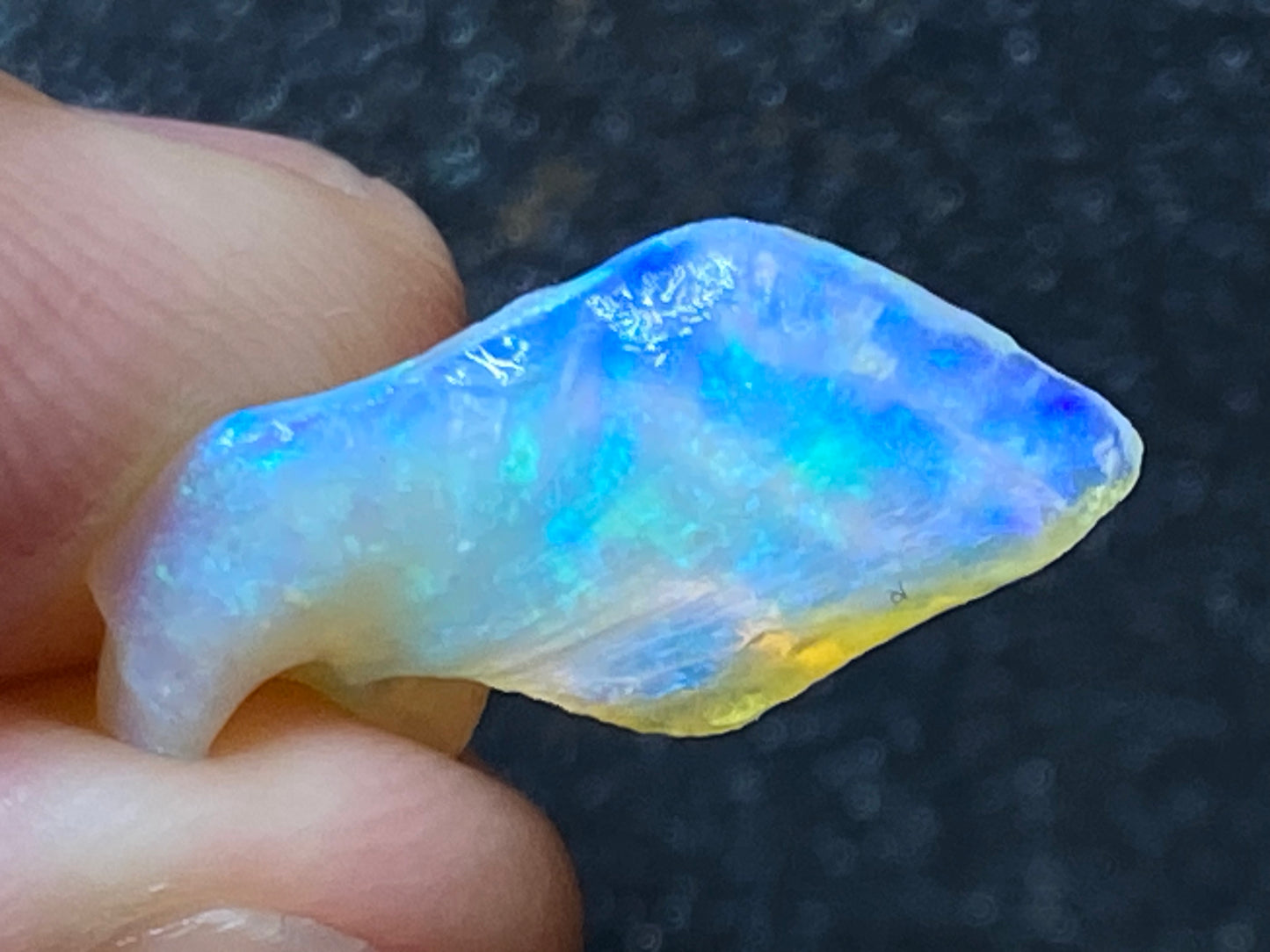 3.8 克拉,天然澳大利亚蛋白石水晶壳,原石/磨擦,壮观的绿色和蓝色。