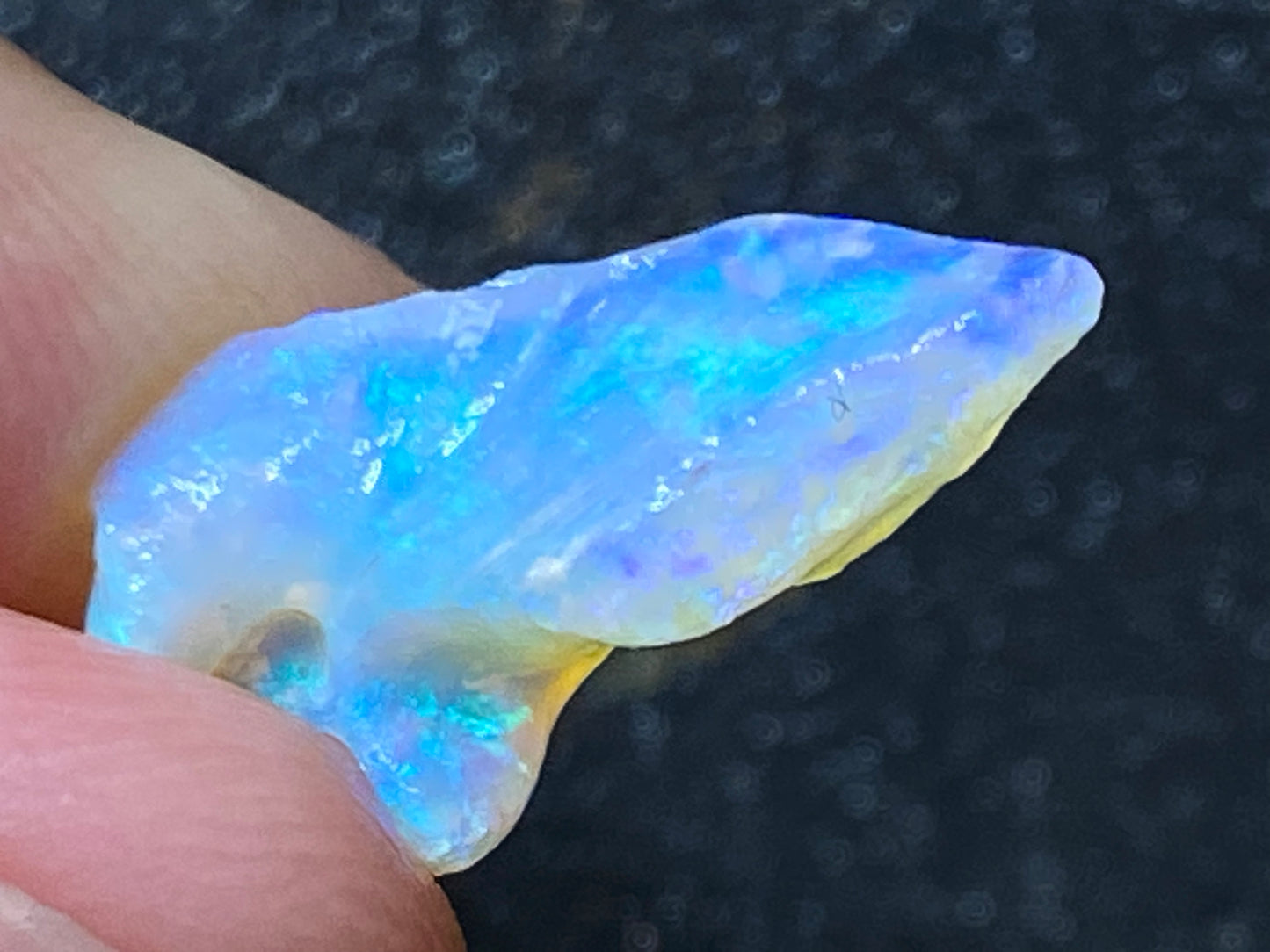 3.8 克拉,天然澳大利亚蛋白石水晶壳,原石/磨擦,壮观的绿色和蓝色。