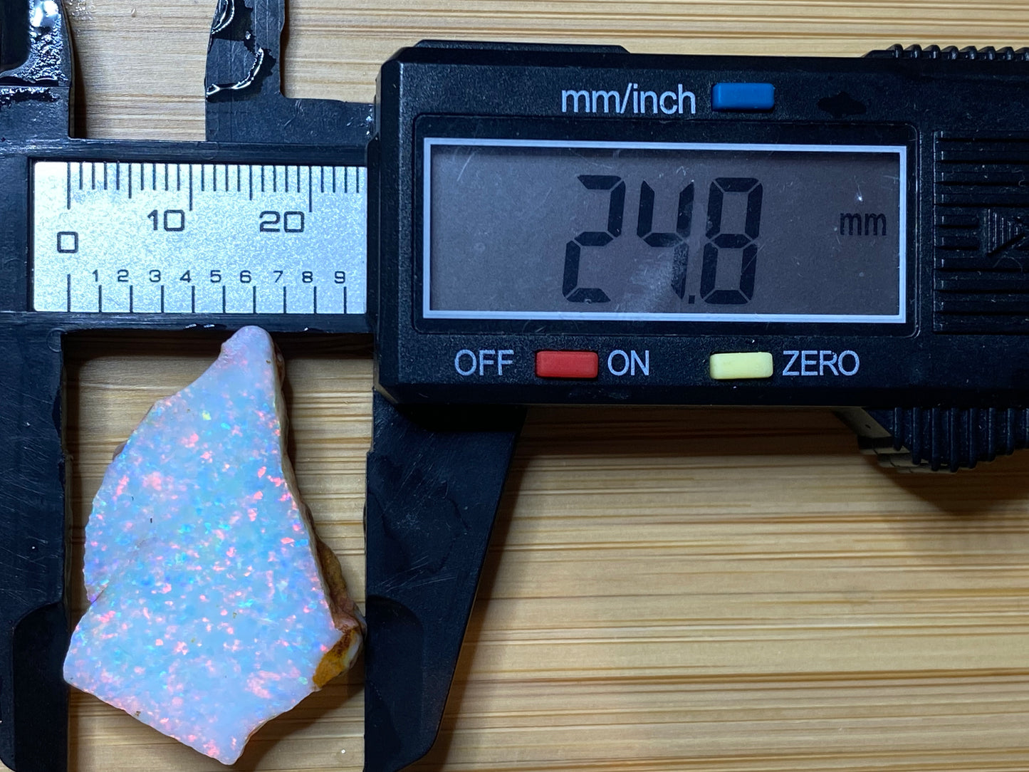 28 克拉天然澳大利亚蛋白石,AAA 库伯佩迪水晶宝石原石