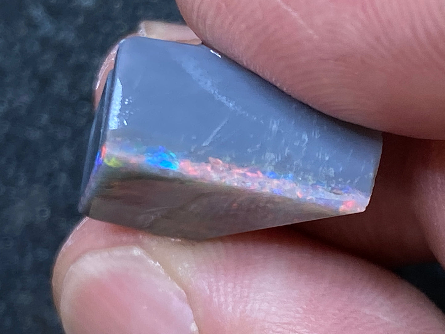 17 克拉天然澳大利亚蛋白石包裹,Mintabi 磨砂,2 颗宝石,深色底座上有彩虹