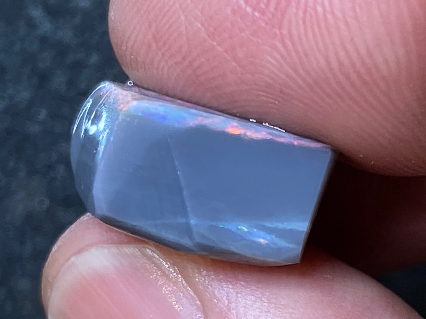 17 克拉天然澳大利亚蛋白石包裹,Mintabi 磨砂,2 颗宝石,深色底座上有彩虹