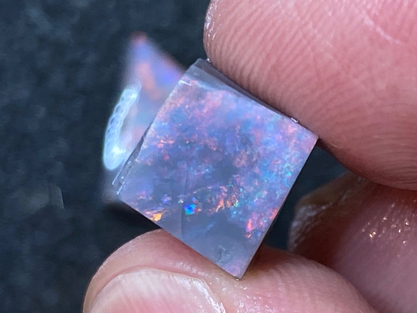 17 克拉天然澳大利亚蛋白石包裹,Mintabi 磨砂,2 颗宝石,深色底座上有彩虹