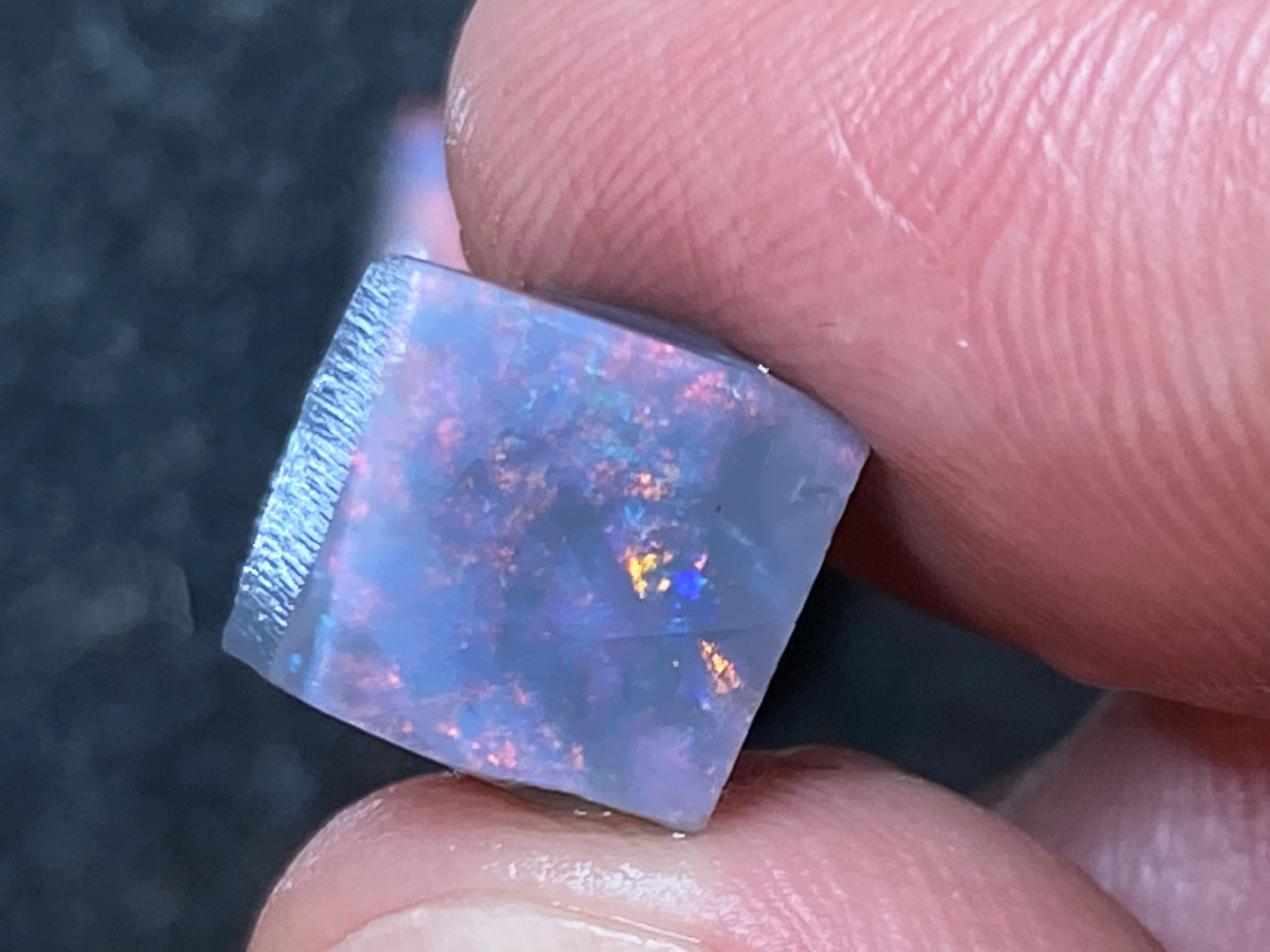 17 克拉天然澳大利亚蛋白石包裹,Mintabi 磨砂,2 颗宝石,深色底座上有彩虹