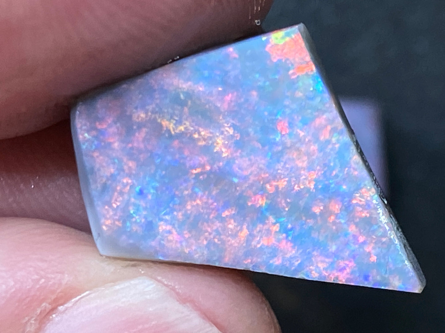 17 克拉天然澳大利亚蛋白石包裹,Mintabi 磨砂,2 颗宝石,深色底座上有彩虹