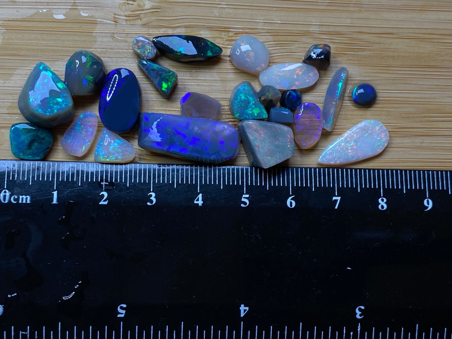 48 克拉天然澳大利亚蛋白石包裹,23 颗 Lightning Ridge Rubs,黑色、深色、水晶色。