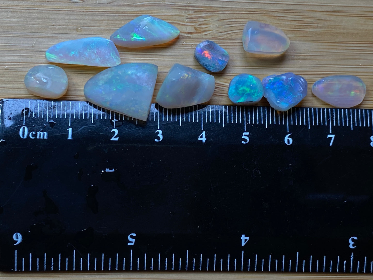 28 克拉天然澳大利亚蛋白石包裹,10 块 Lambina 和 Coober Pedy 水晶磨砂膏。
