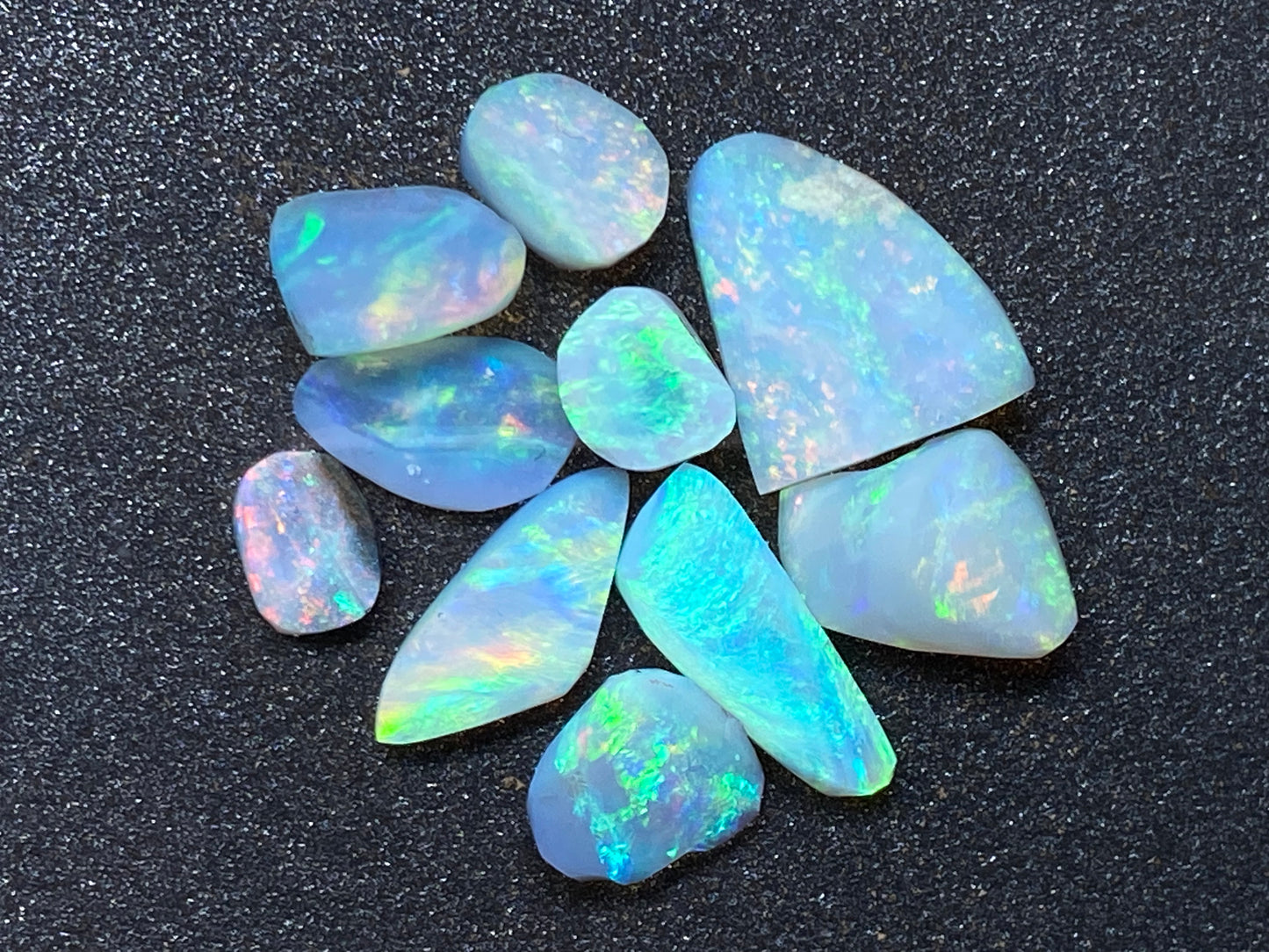 28 克拉天然澳大利亚蛋白石包裹,10 块 Lambina 和 Coober Pedy 水晶磨砂膏。