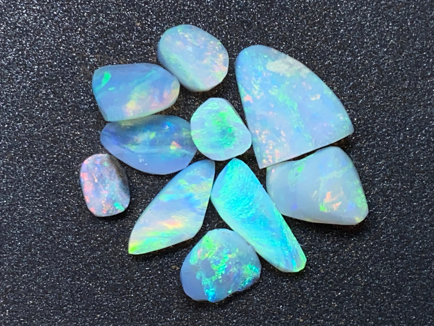 28 克拉天然澳大利亚蛋白石包裹,10 块 Lambina 和 Coober Pedy 水晶磨砂膏。
