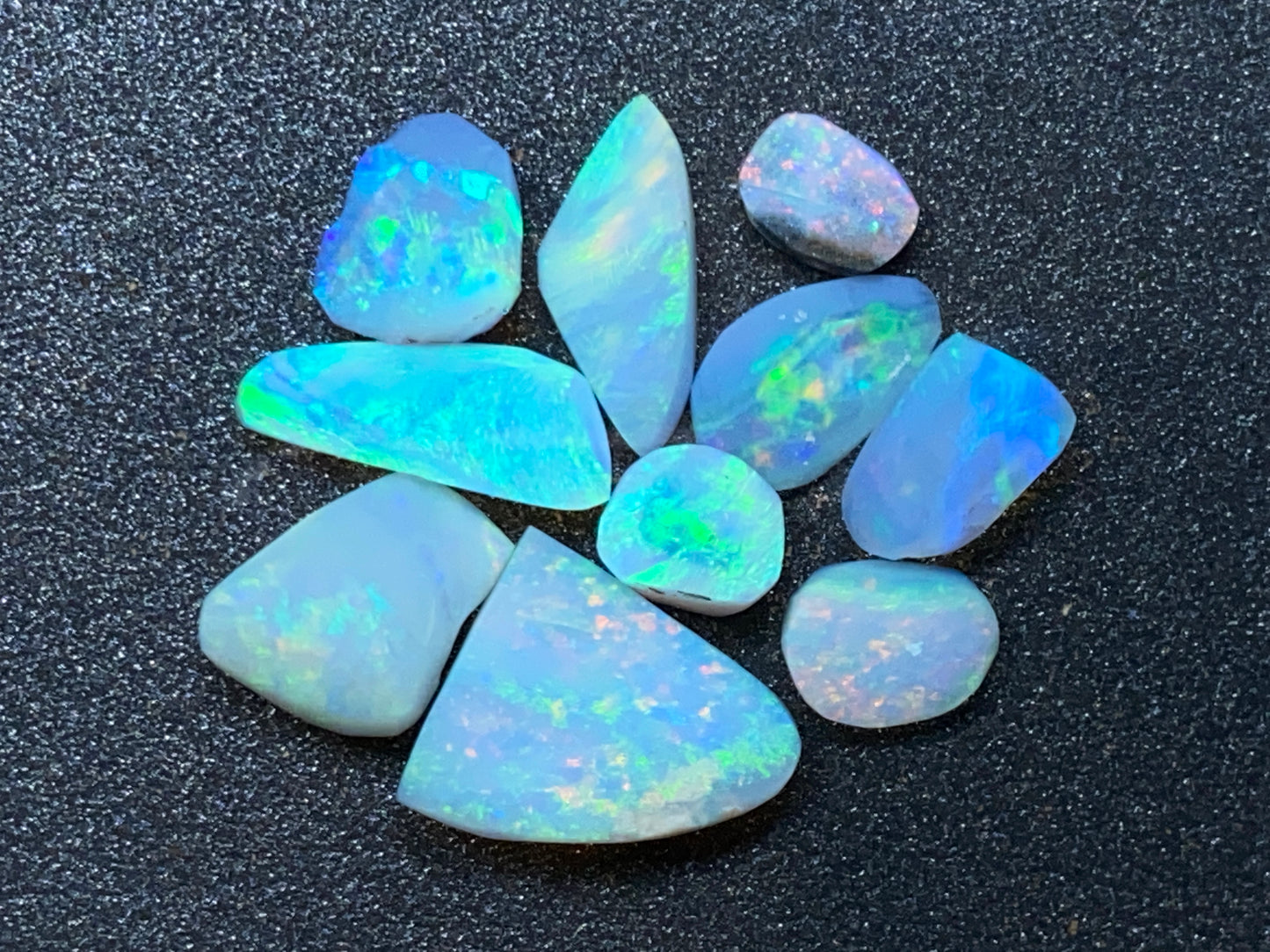 28 克拉天然澳大利亚蛋白石包裹,10 块 Lambina 和 Coober Pedy 水晶磨砂膏。