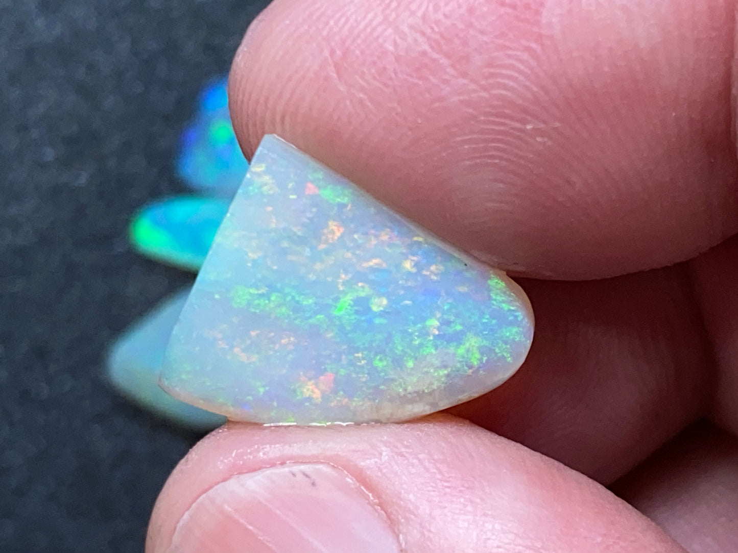 28 克拉天然澳大利亚蛋白石包裹,10 块 Lambina 和 Coober Pedy 水晶磨砂膏。