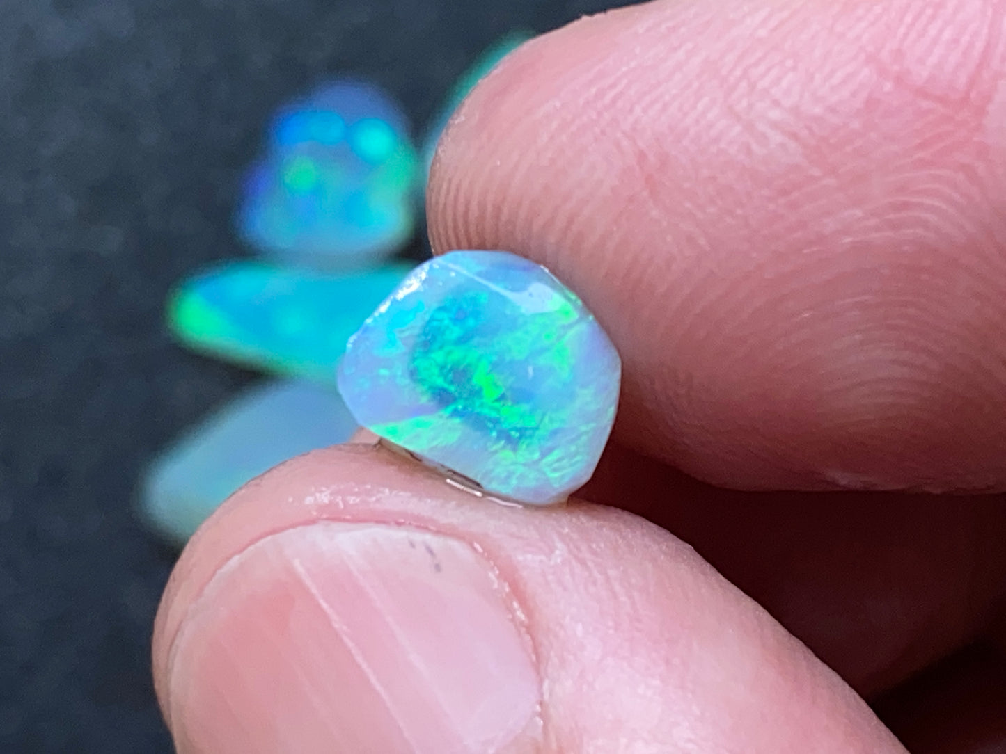 28 克拉天然澳大利亚蛋白石包裹,10 块 Lambina 和 Coober Pedy 水晶磨砂膏。
