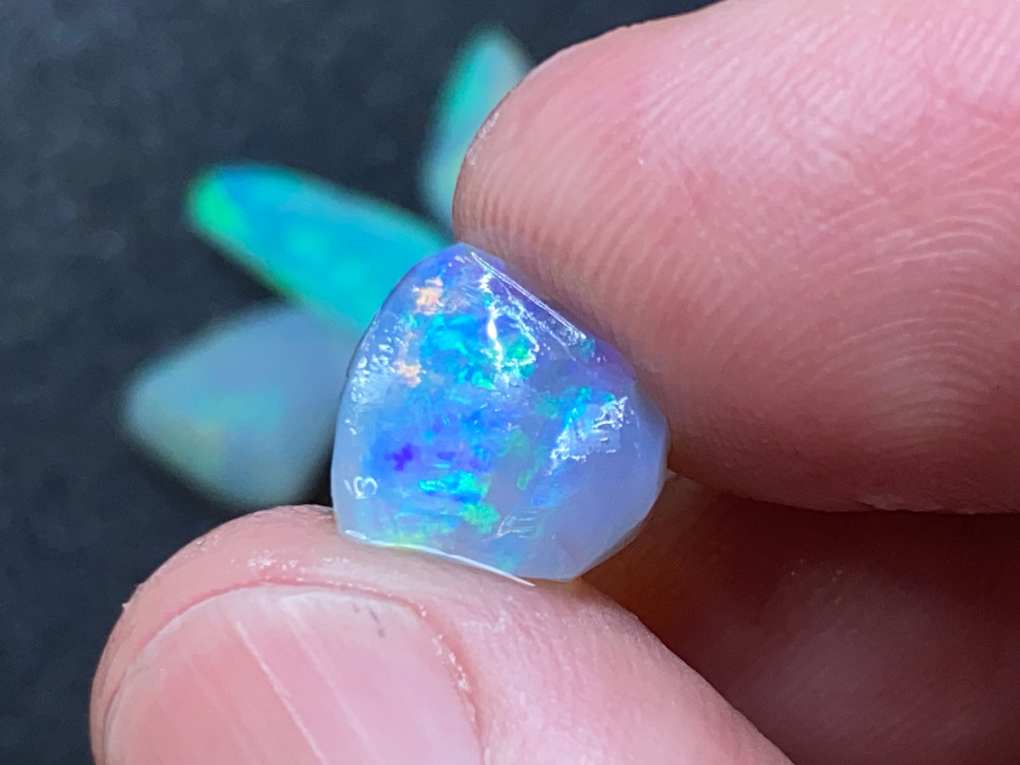 28 克拉天然澳大利亚蛋白石包裹,10 块 Lambina 和 Coober Pedy 水晶磨砂膏。