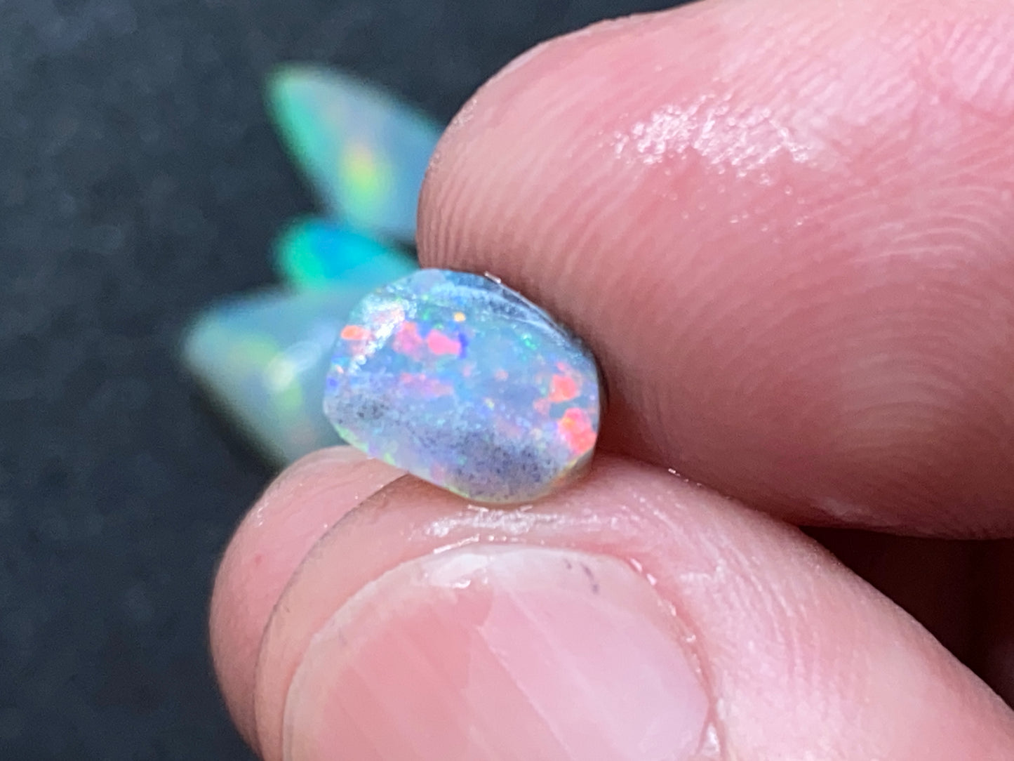 28 克拉天然澳大利亚蛋白石包裹,10 块 Lambina 和 Coober Pedy 水晶磨砂膏。