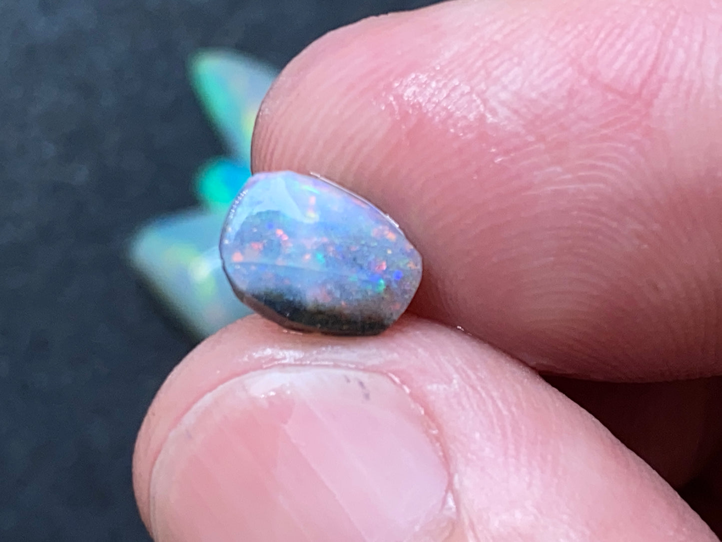 28 克拉天然澳大利亚蛋白石包裹,10 块 Lambina 和 Coober Pedy 水晶磨砂膏。