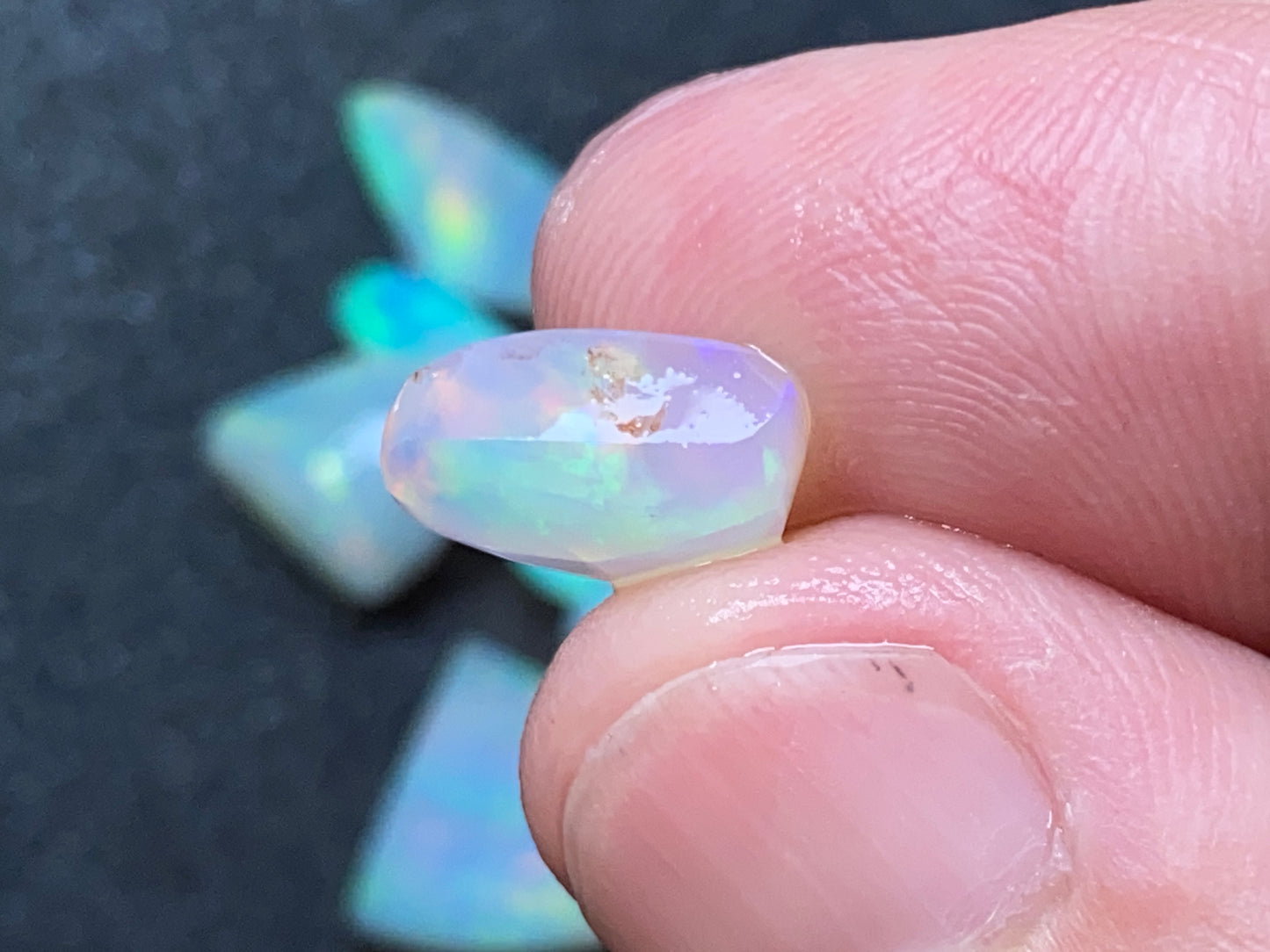 28 克拉天然澳大利亚蛋白石包裹,10 块 Lambina 和 Coober Pedy 水晶磨砂膏。