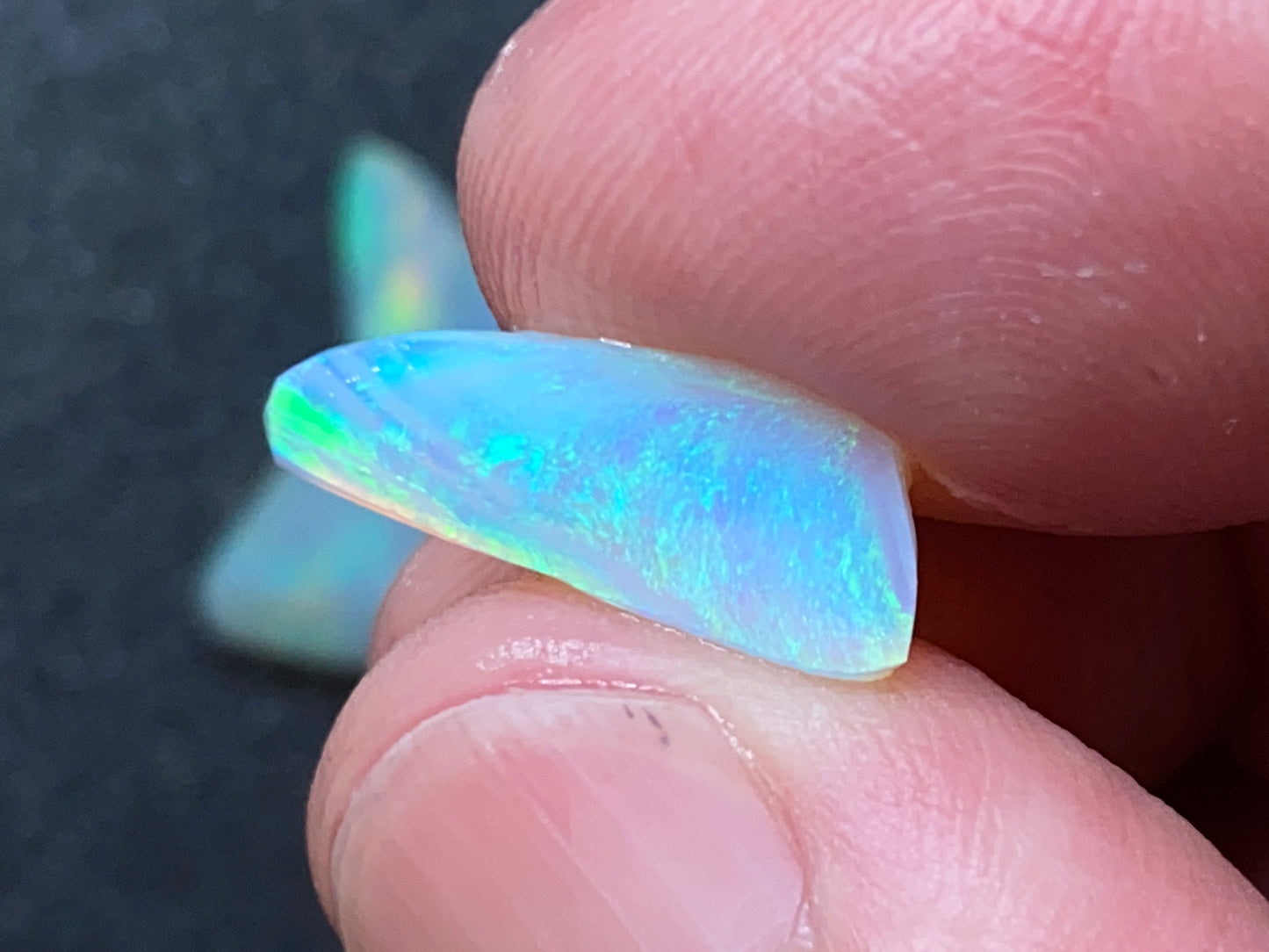 28 克拉天然澳大利亚蛋白石包裹,10 块 Lambina 和 Coober Pedy 水晶磨砂膏。