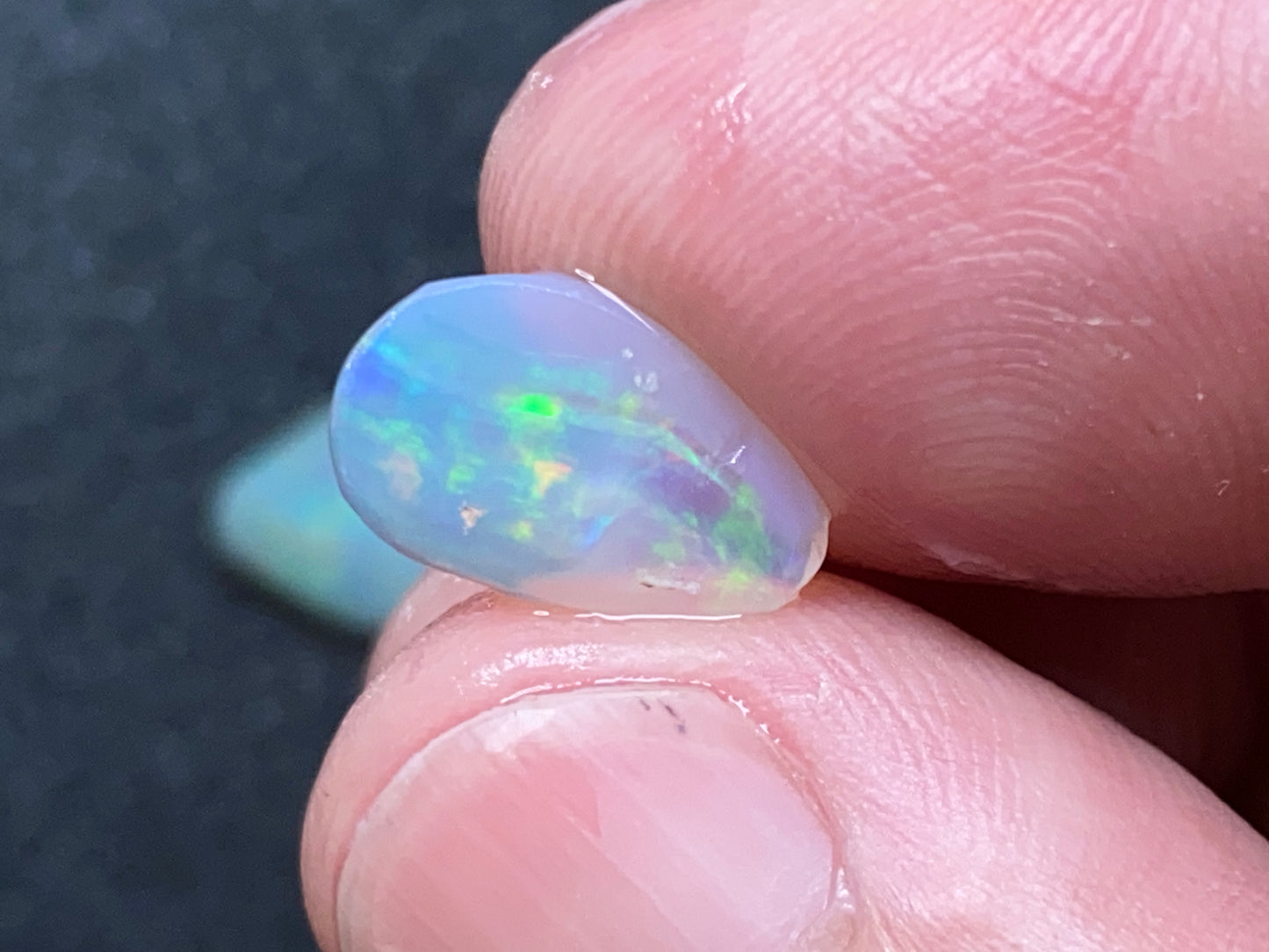 28 克拉天然澳大利亚蛋白石包裹,10 块 Lambina 和 Coober Pedy 水晶磨砂膏。
