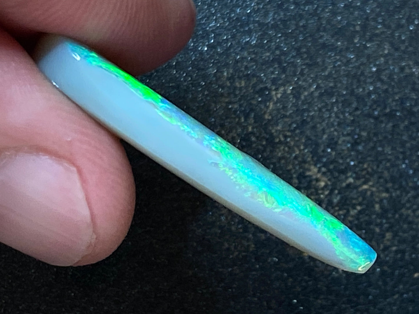 13 克拉抛光天然澳大利亚蛋白石,闪电山脊,巨大泪滴,待镶嵌