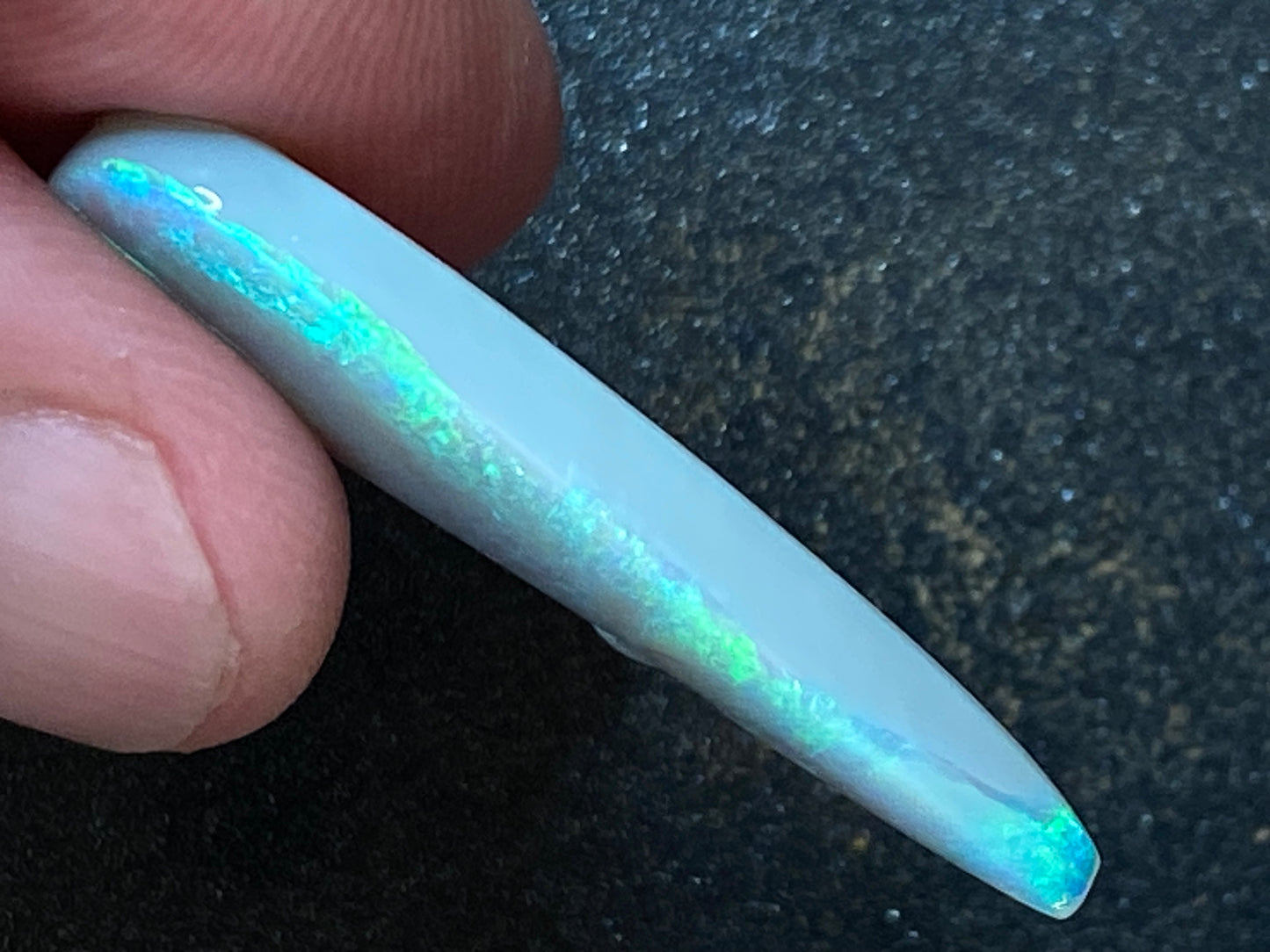 13 克拉抛光天然澳大利亚蛋白石,闪电山脊,巨大泪滴,待镶嵌
