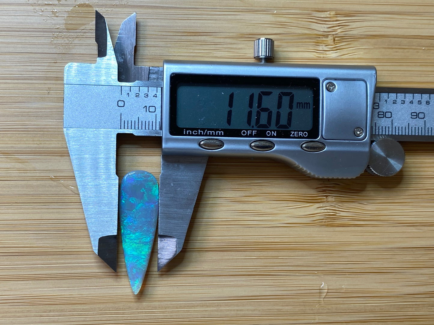13 克拉抛光天然澳大利亚蛋白石,闪电山脊,巨大泪滴,待镶嵌