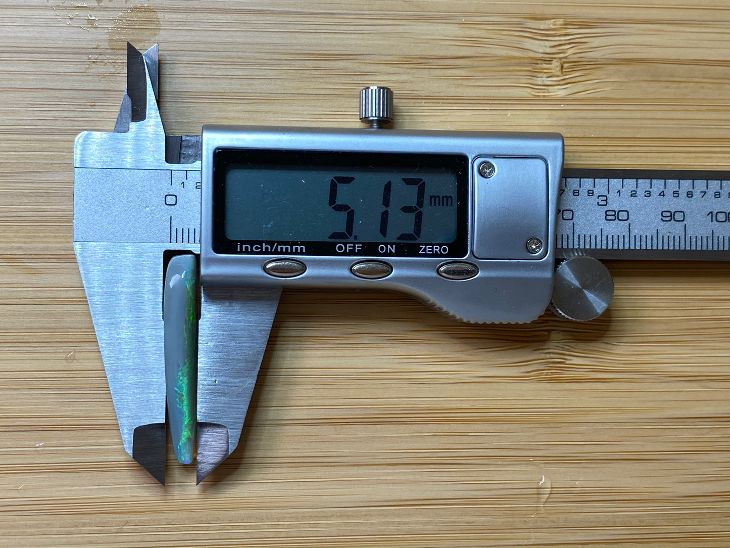 13 克拉抛光天然澳大利亚蛋白石,闪电山脊,巨大泪滴,待镶嵌