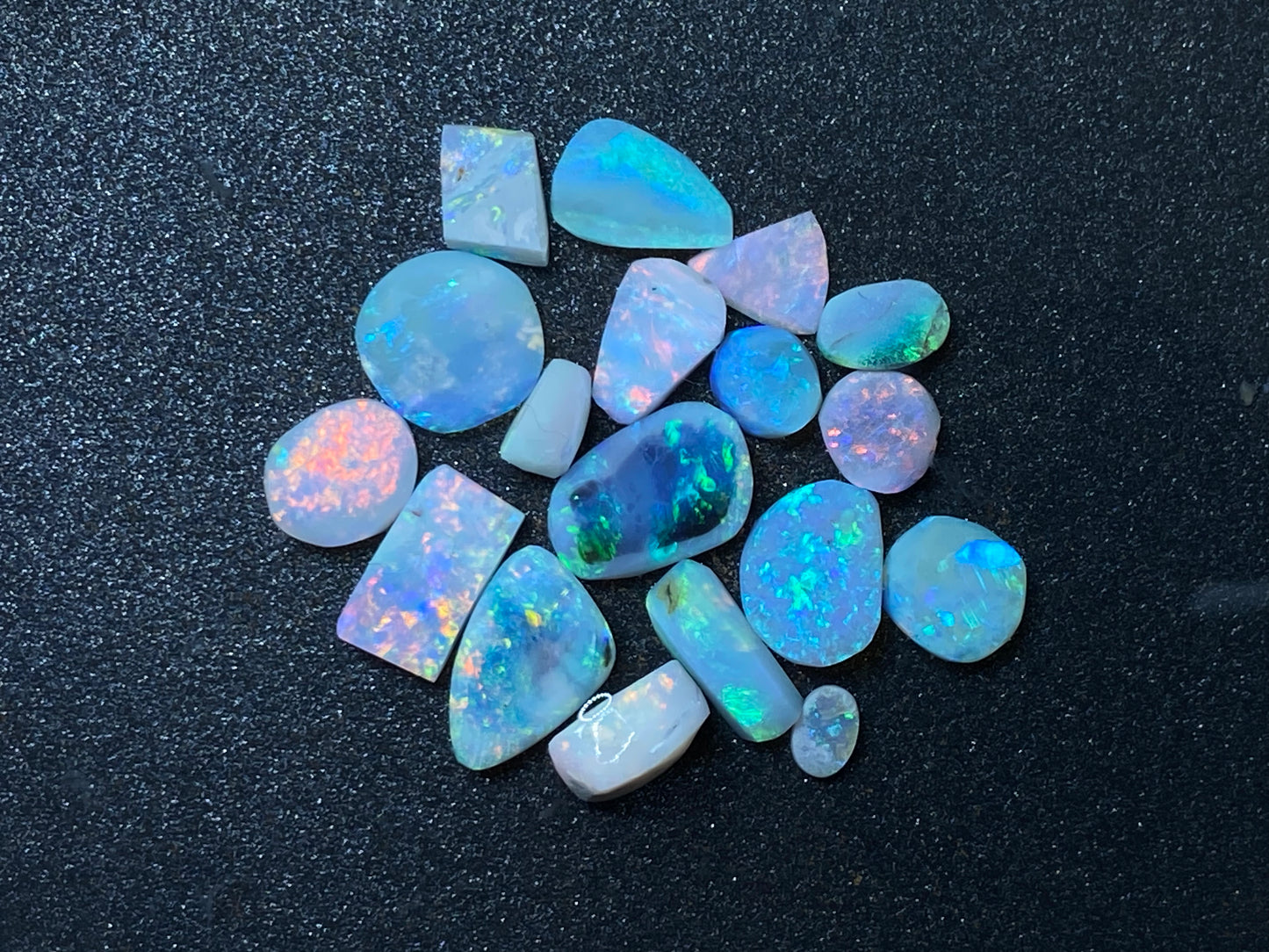 27 克拉天然澳大利亚蛋白石包裹,混合原色磨砂,水晶,深色和黑色 18 颗小宝石。