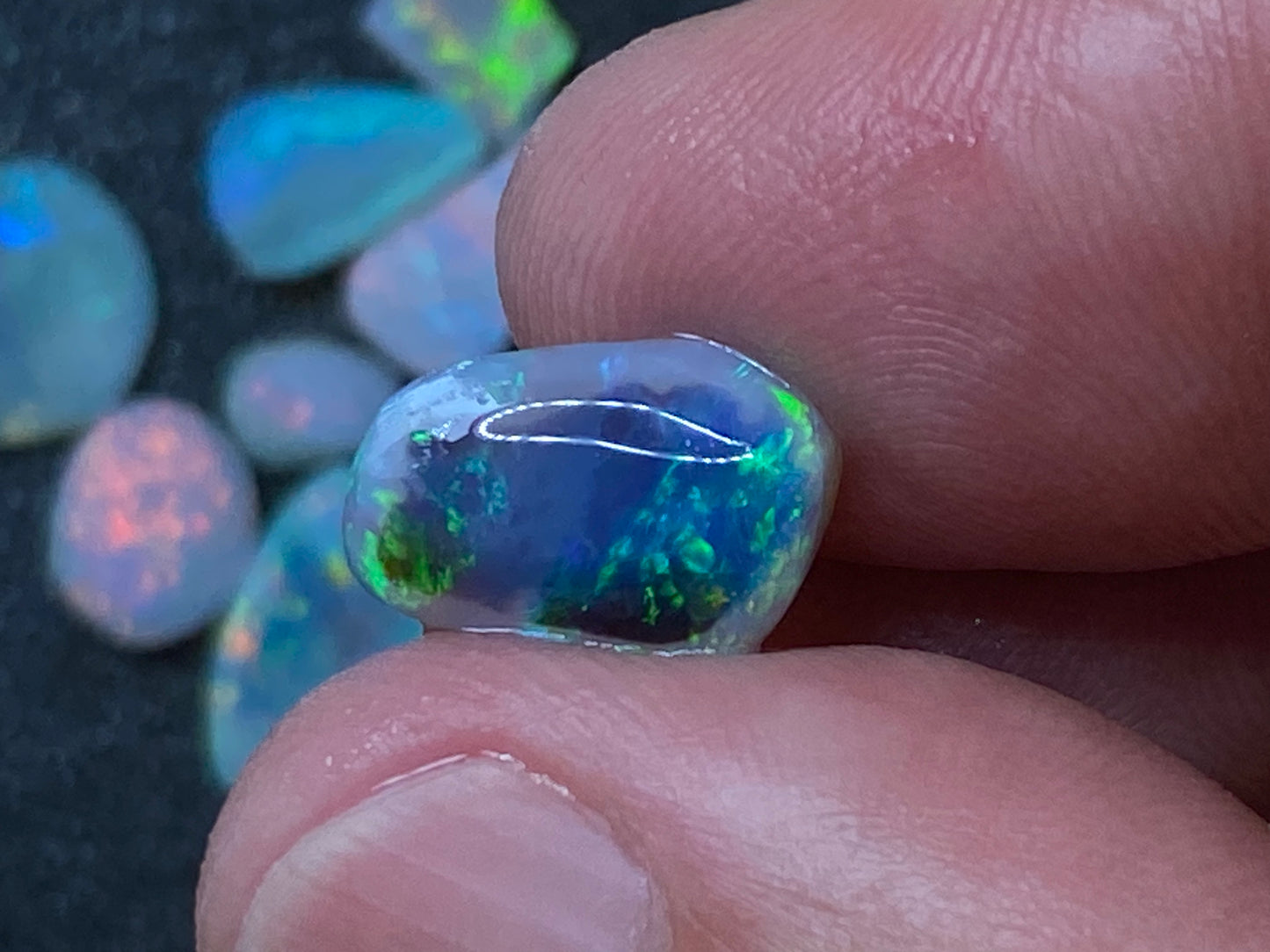 27 克拉天然澳大利亚蛋白石包裹,混合原色磨砂,水晶,深色和黑色 18 颗小宝石。