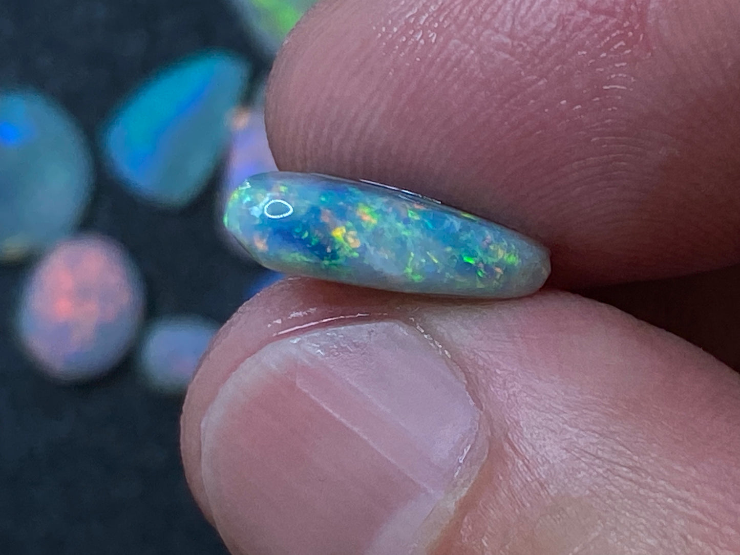 27 克拉天然澳大利亚蛋白石包裹,混合原色磨砂,水晶,深色和黑色 18 颗小宝石。