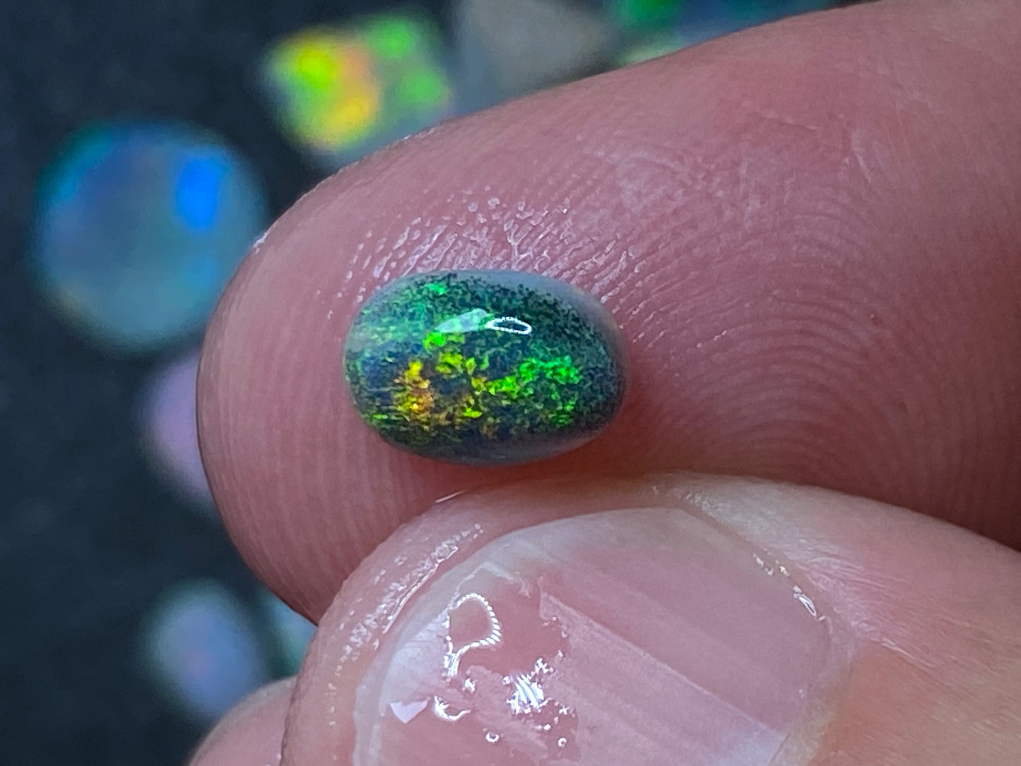 27 克拉天然澳大利亚蛋白石包裹,混合原色磨砂,水晶,深色和黑色 18 颗小宝石。