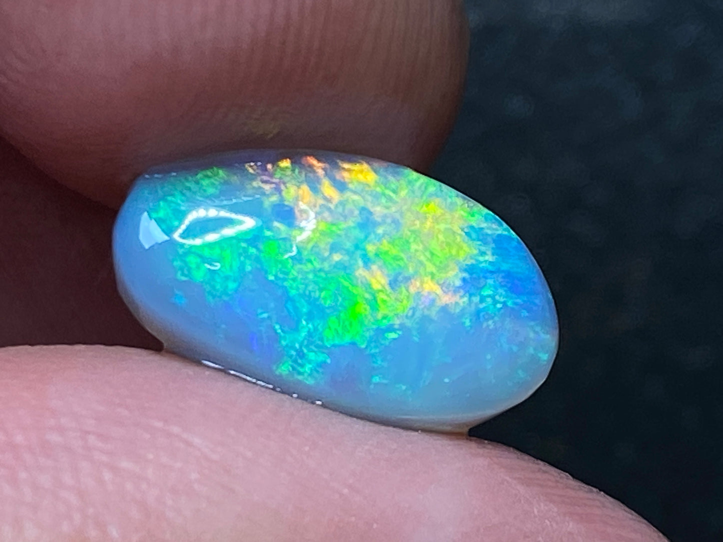 3.2 克拉天然澳大利亚抛光蛋白石。兰比纳黑水晶、亮绿色和红色。