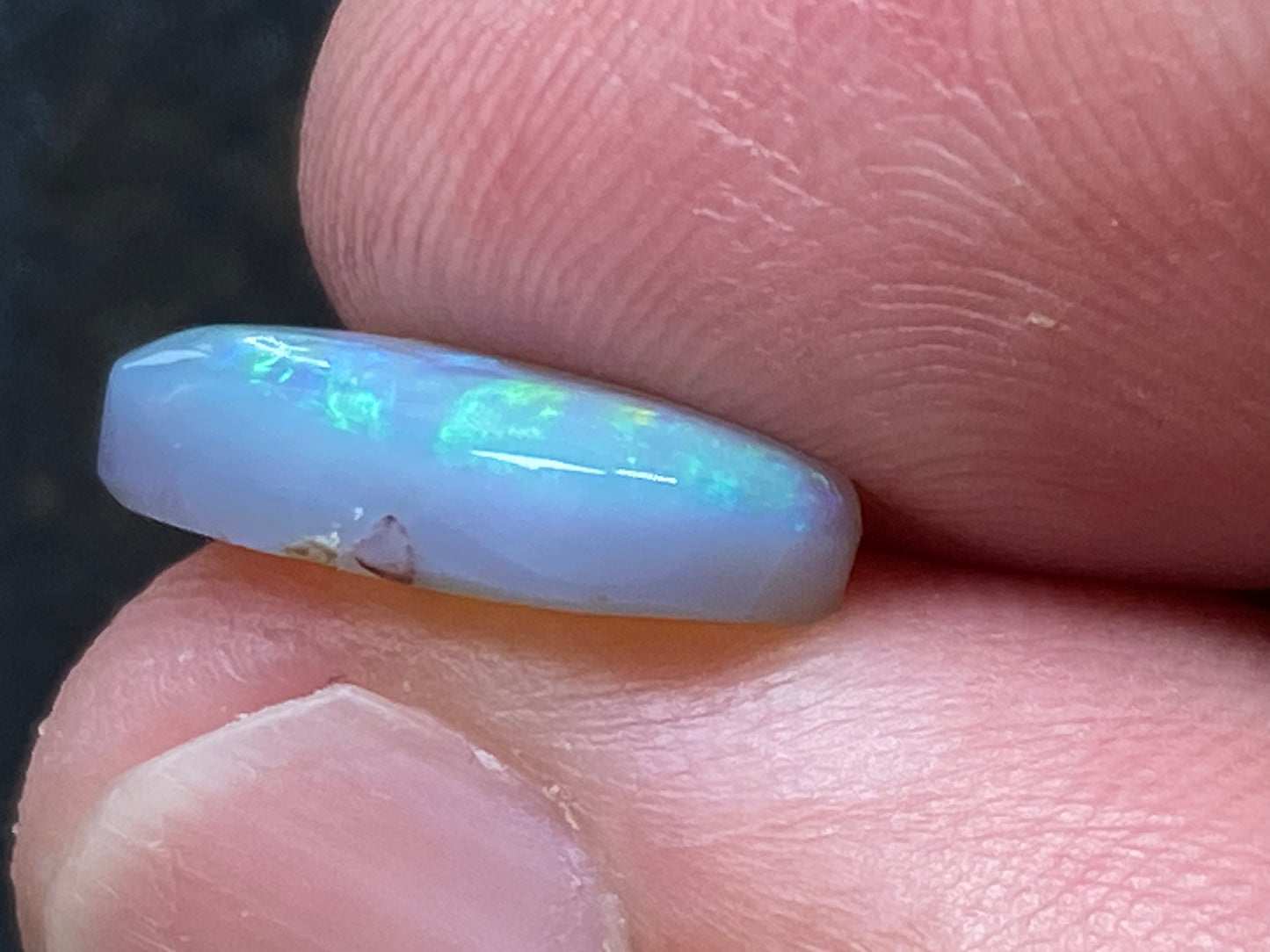 3.2 克拉天然澳大利亚抛光蛋白石。兰比纳黑水晶、亮绿色和红色。