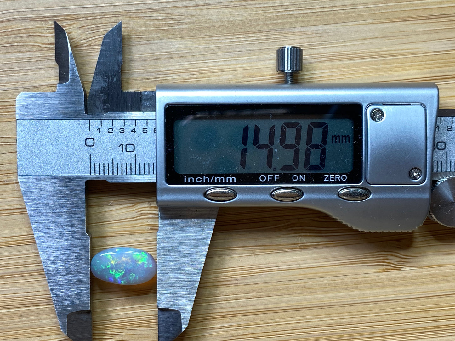 3.2 克拉天然澳大利亚抛光蛋白石。兰比纳黑水晶、亮绿色和红色。
