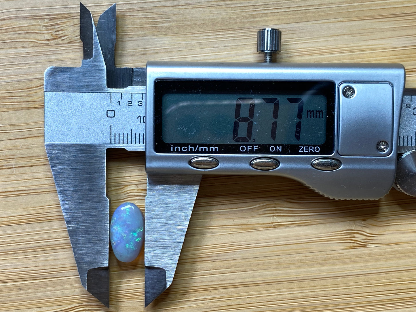 3.2 克拉天然澳大利亚抛光蛋白石。兰比纳黑水晶、亮绿色和红色。