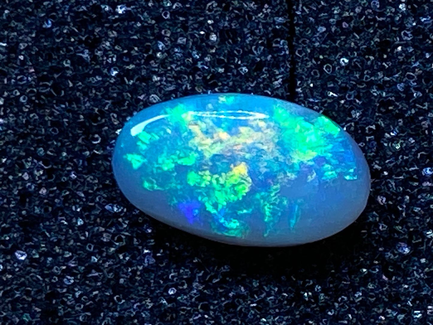 3.2 克拉天然澳大利亚抛光蛋白石。兰比纳黑水晶、亮绿色和红色。