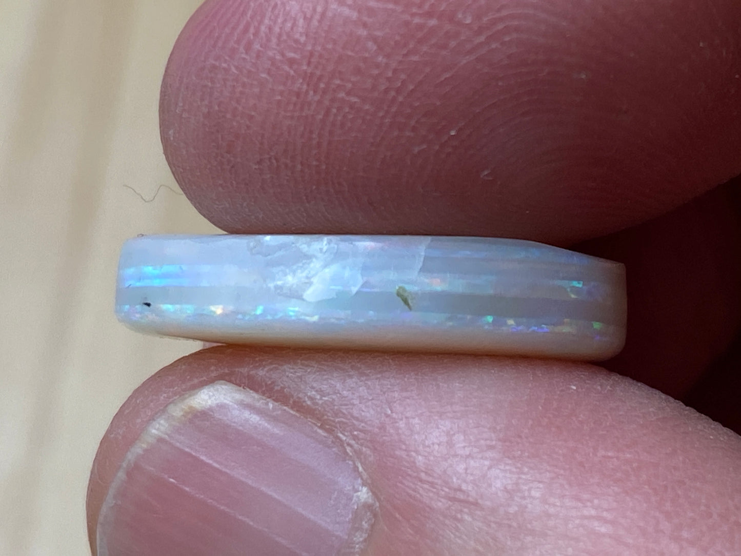 8 克拉天然白色澳大利亚蛋白石抛光石,全明亮彩虹色