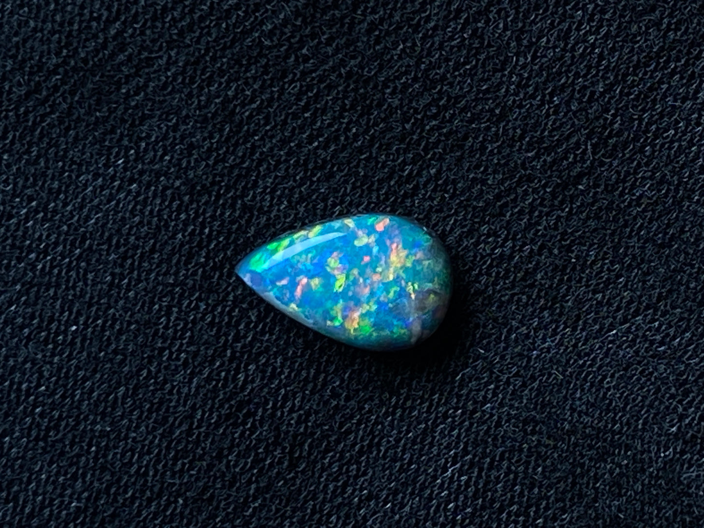 0.72 克拉黑色 Mintabi 泪滴抛光宝石,绚丽的针火彩虹色。