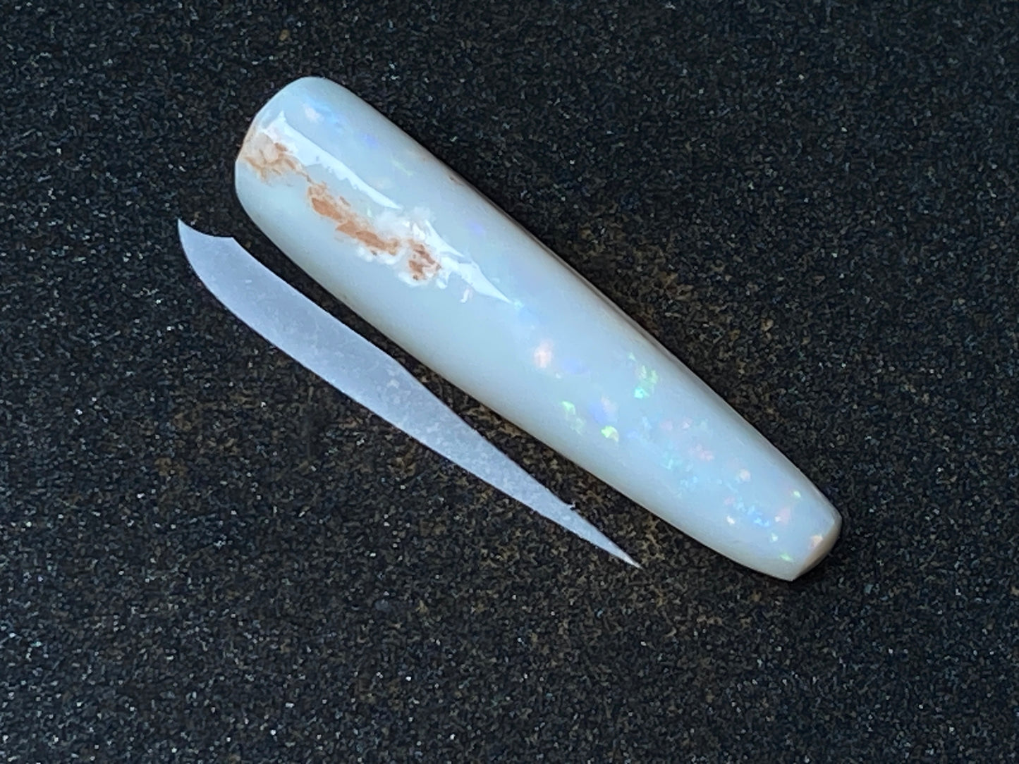 2.2 克天然澳大利亚白蛋白石,原石,红色和绿色