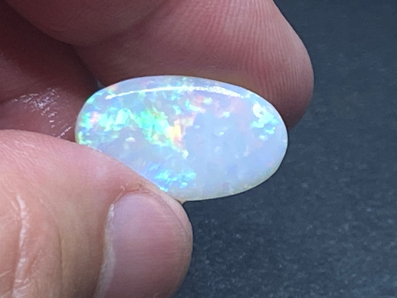 8 克拉天然白色澳大利亚蛋白石抛光石，全明亮彩虹色